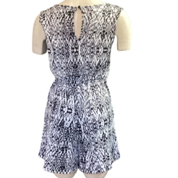 EMMA & MICHELE V Neck Side Tie Romper with Pockets Sz S #141L - Picture 4 of 8